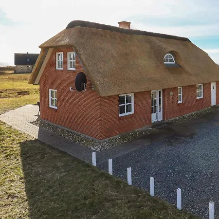Three-bedroom Holiday In 44 *