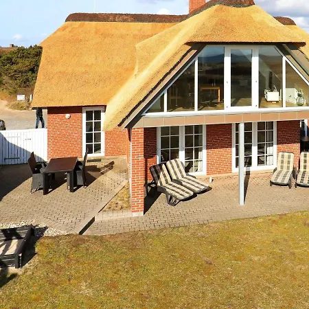 Three-bedroom Holiday In 44