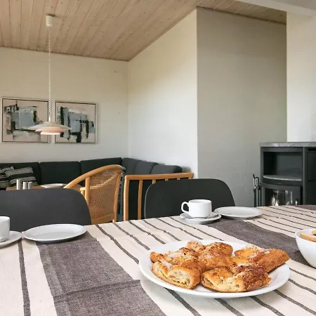 Three-bedroom Holiday In 44 * Blavand