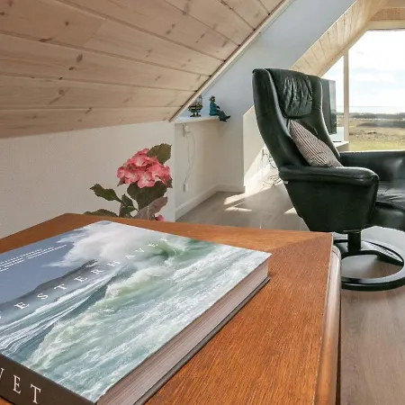 Three-bedroom Holiday In 44 * Blavand