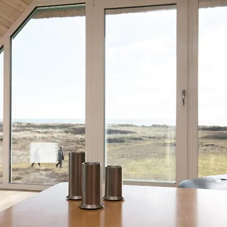 Three-bedroom Holiday In 44 * Blavand