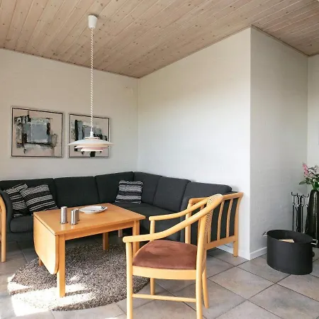 Three-bedroom Holiday In 44